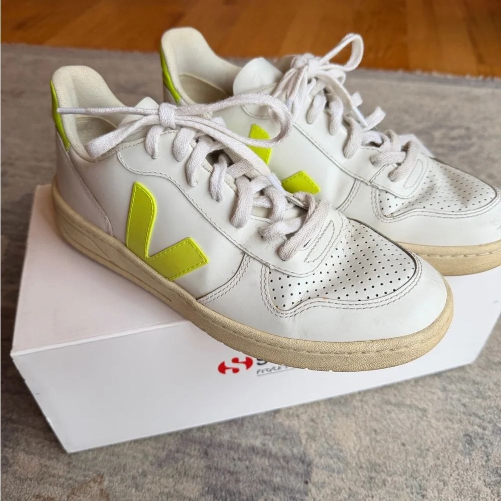 Veja V-10 Women's Size 8 White Sneakers with Neon Yellow Accents - Picture 2 of 7